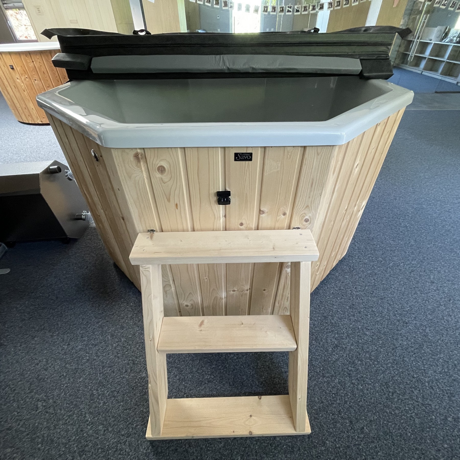 SAVO Hot Tub 1200l Badefass mit Fiberglas-Einsatz